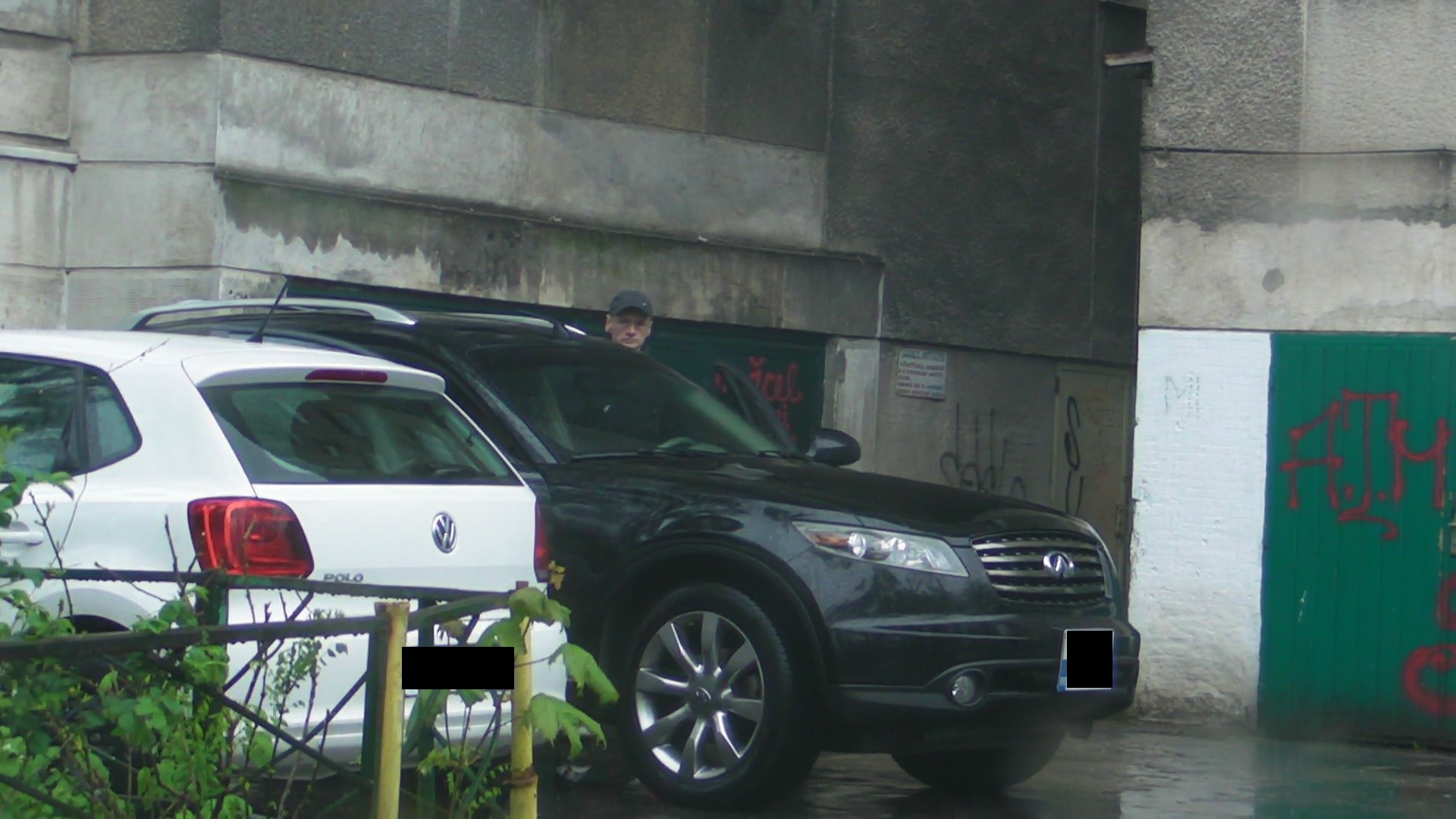 Mihai Albu s-a urcat la volanul masinii, langa mama fetitei sale