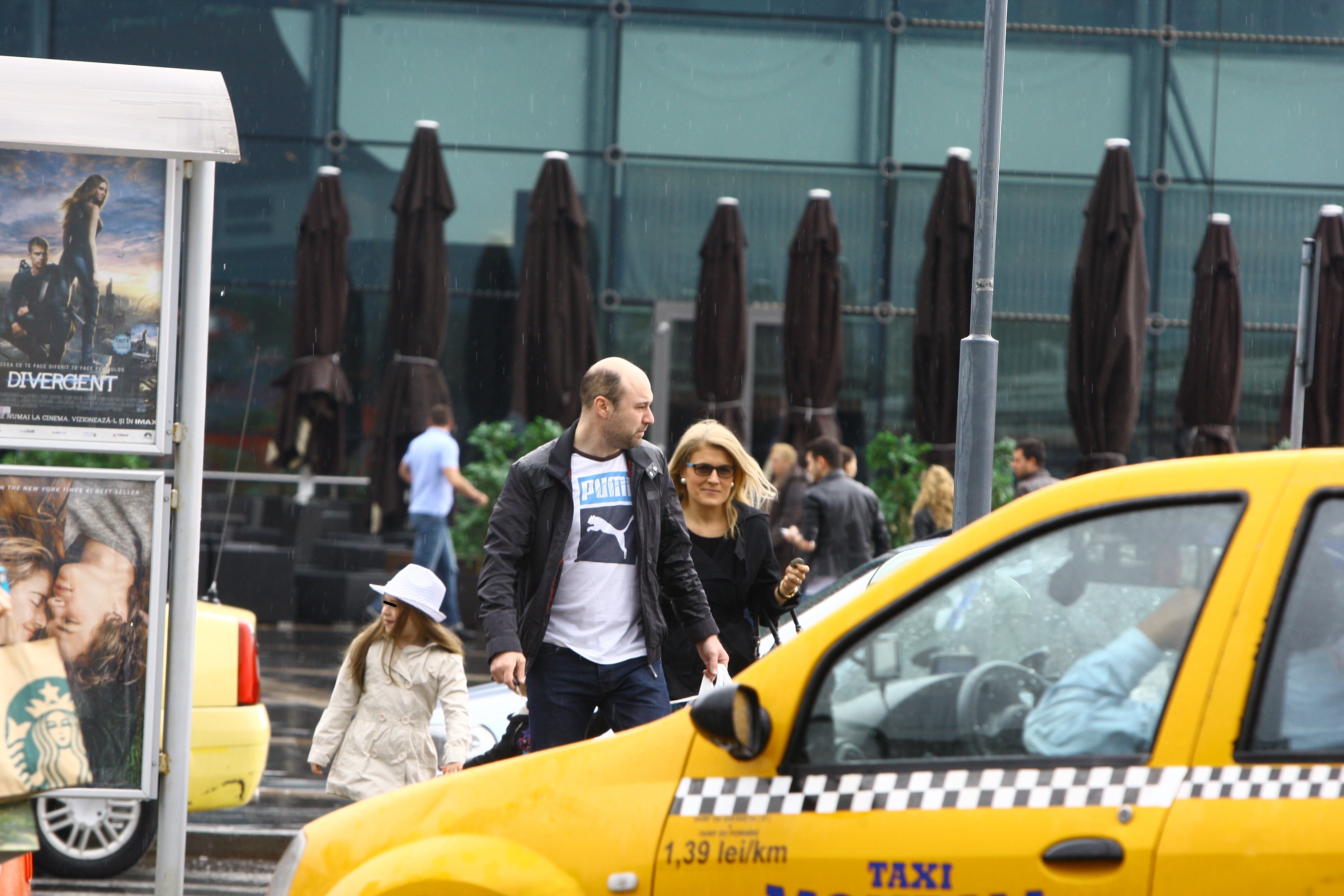 In Sambata Mare, Mita de la Bere Gratis si-a scos fetele in oras, la mall