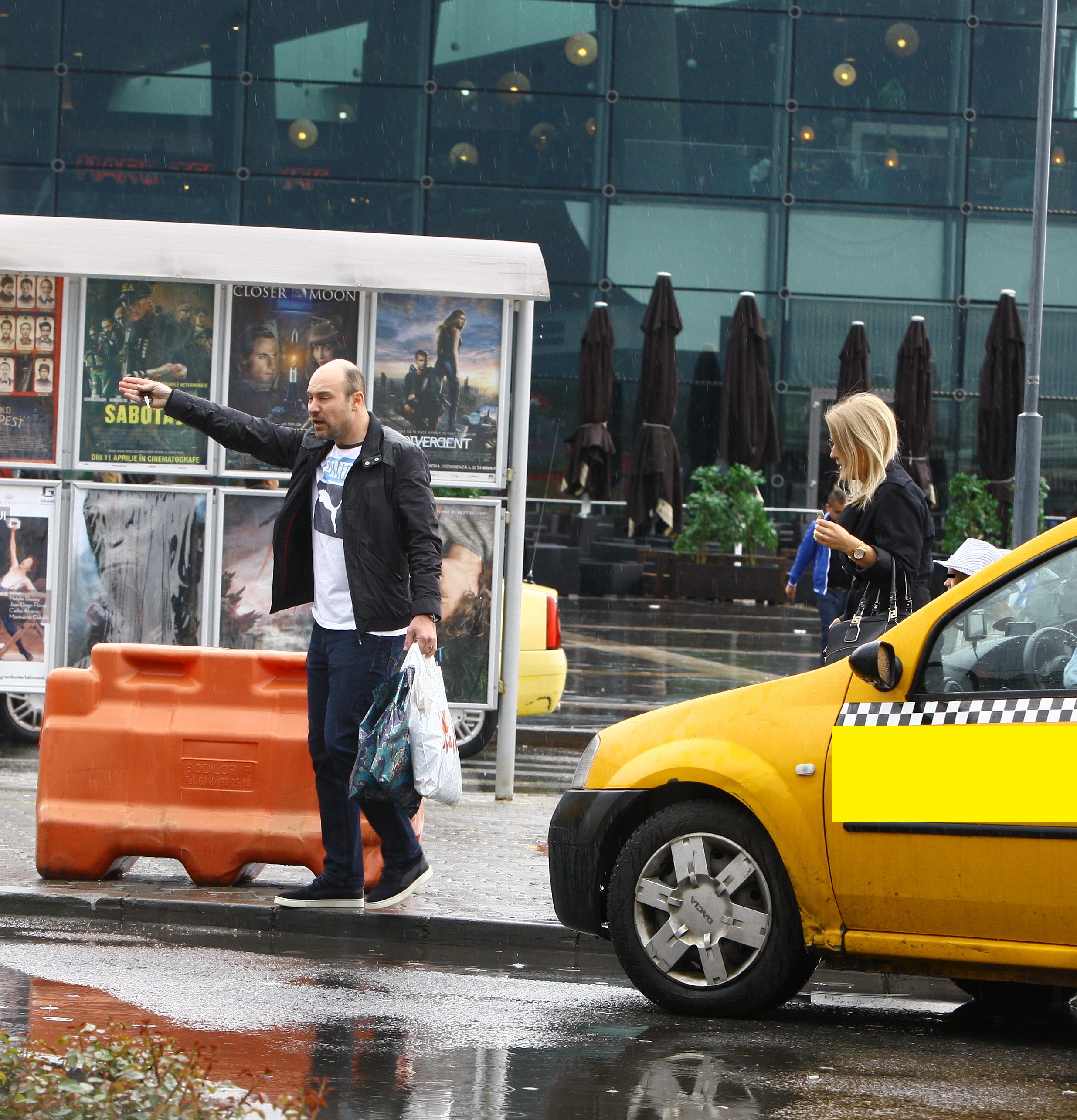 Artistul le-a dat indicatii pretioase sotiei si celor doua fetite care erau cu ei