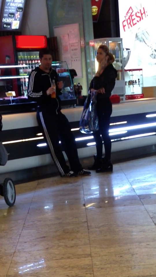 Bogdan a baut primul din sticla de suc, apoi i-a dat-o sotiei sale