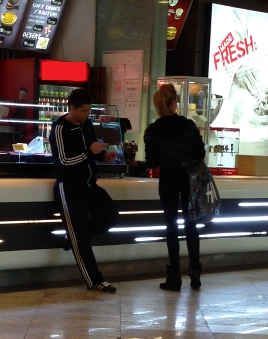 Fostul fotbalist a butonat foarte concentrat telefonul mobil, in timp ce sotia lui si-a vazut de ale ei