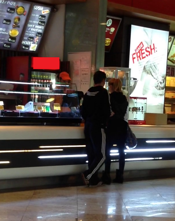 Cei doi soti si-au luat produsele si au plecat catre masina