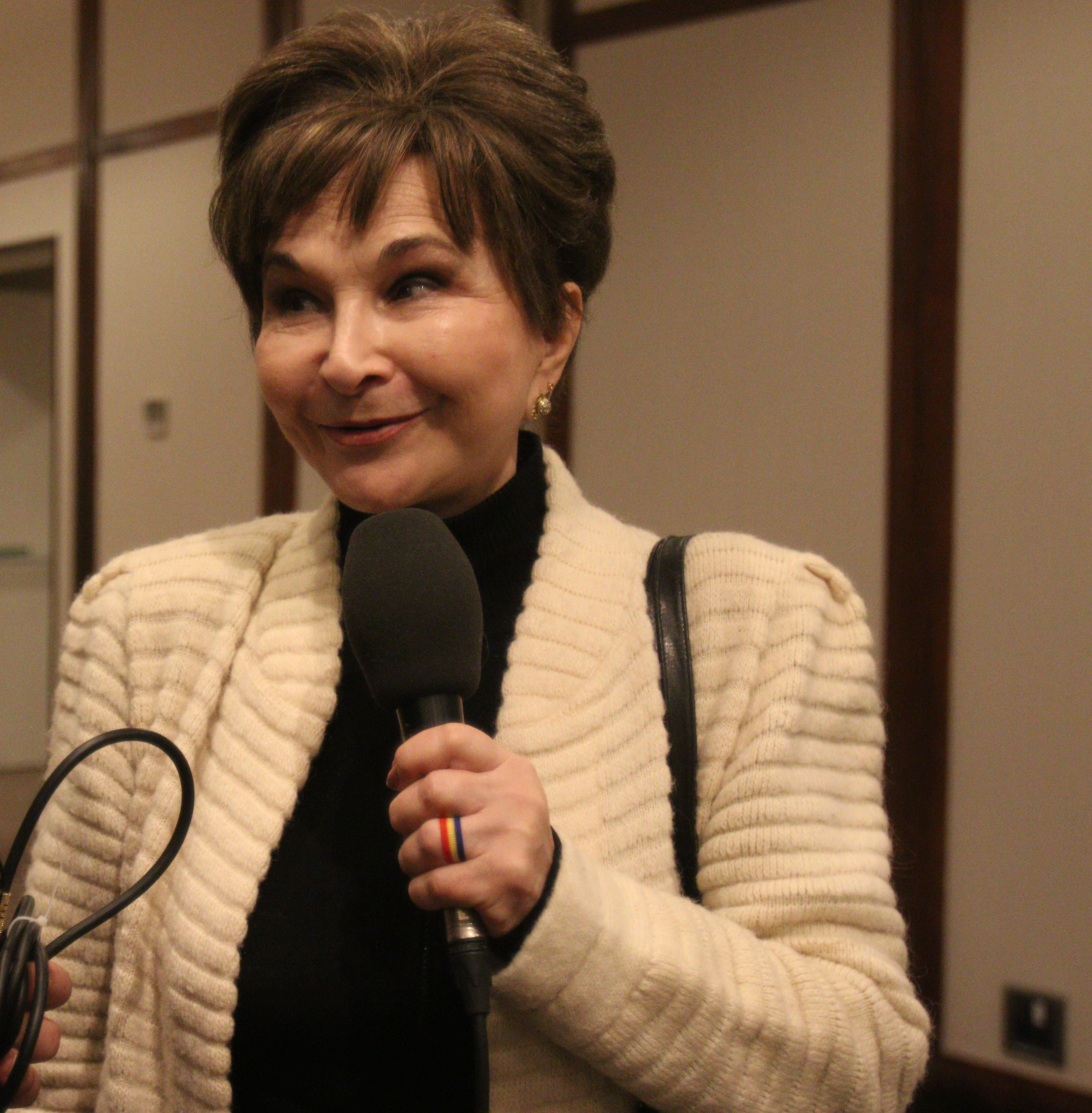 Aneta Stan poarta cu mandrie tricolorul chiar pe mana stanga