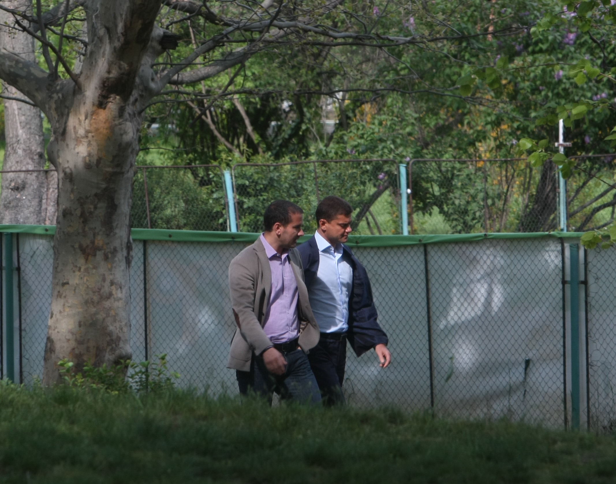 Boureanu pare a avea o discutie aprinsa cu fratele sau