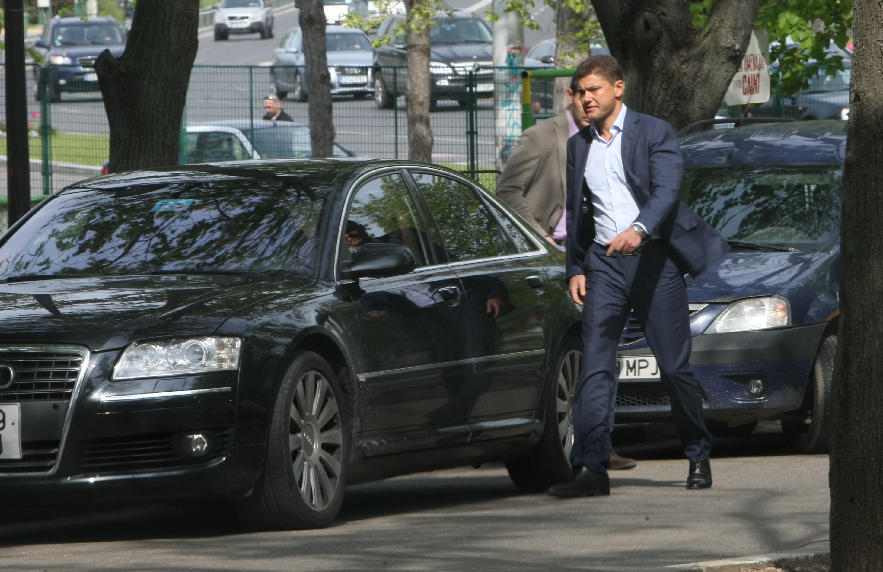 Politicianul se indreapta spre masina extrem de suparat