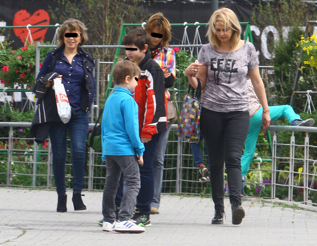 Iuliana Mariciuc a iesit la mall impreuna cu doua prietene si o gasca de pusti