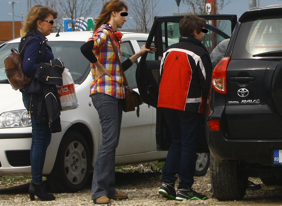 Pustii au dat sa urce in masina