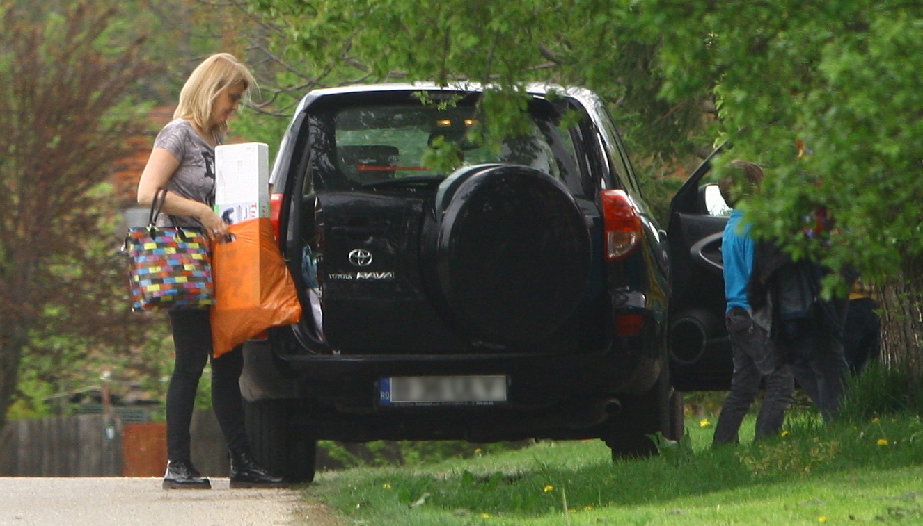 Au adus si cateva pungi, probabil cu daruri