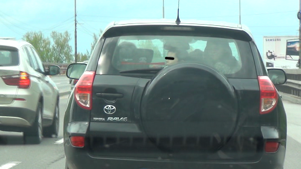 Copiii s-au agitat in portbagaj