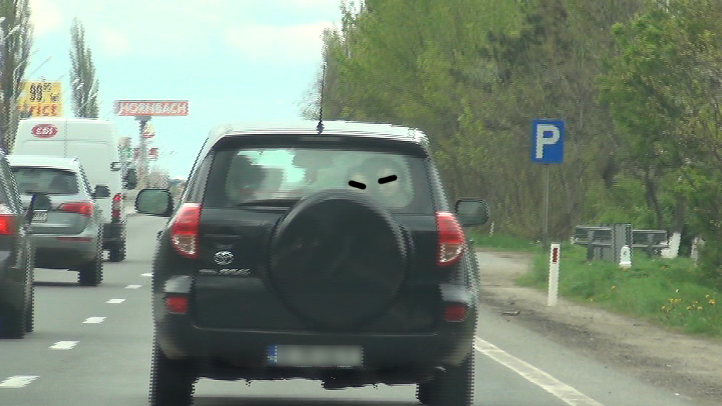 Cei doi copii nu au prins cele mai bune locuri din masina