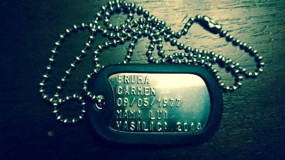 Carmen e mandra de medalionul care