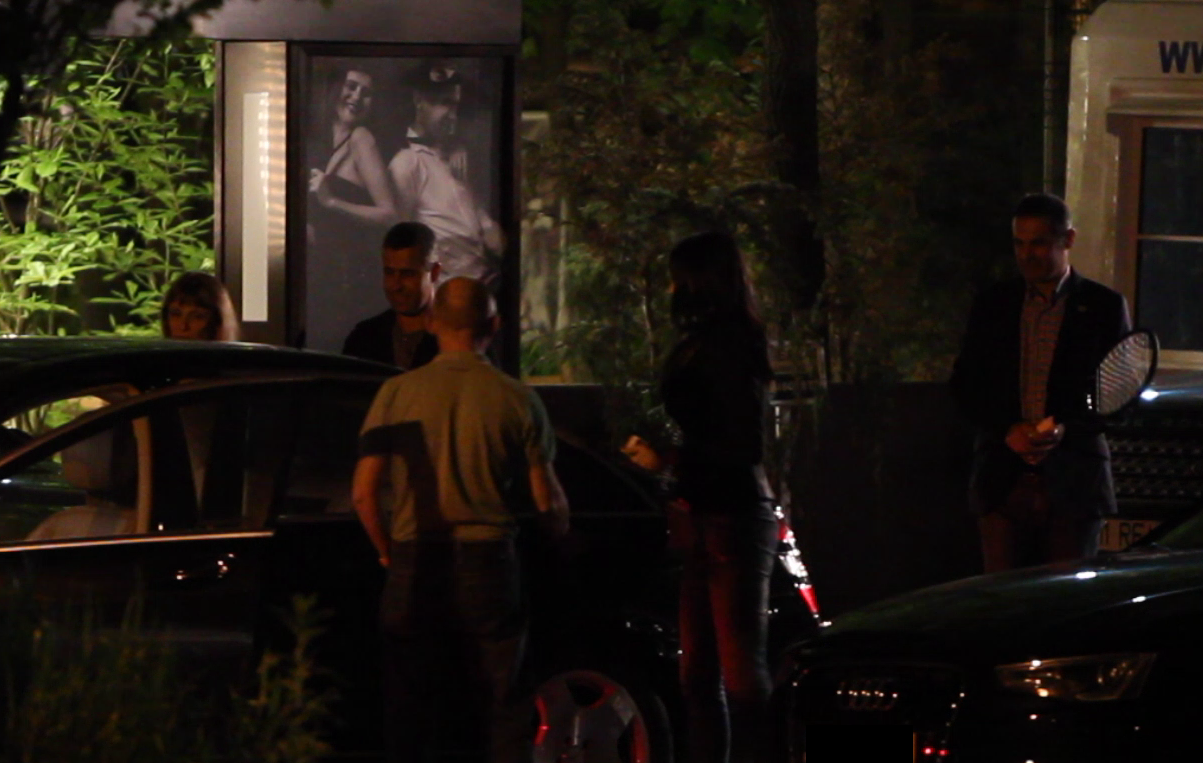 Sefului Metrorex i s-au cam scurs ochii dupa insotitoarea lui Remus Truica. Cand credea ca nimeni nu il vede, Aurel Radu si-a indreptat privirea admirativ fix spre posteriorul brunetei