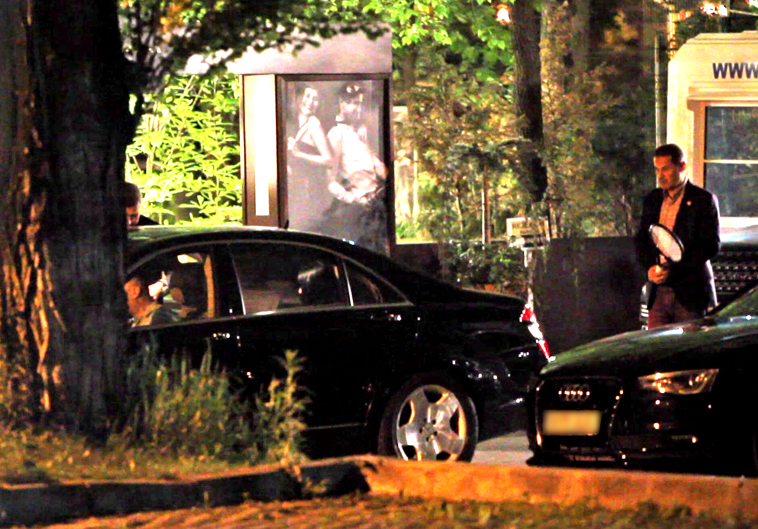 Aurel Radu a primit cadou de la prietenul sau o racheta de tenis. Cei doi obisnuiesc sa joace tenis impreuna.