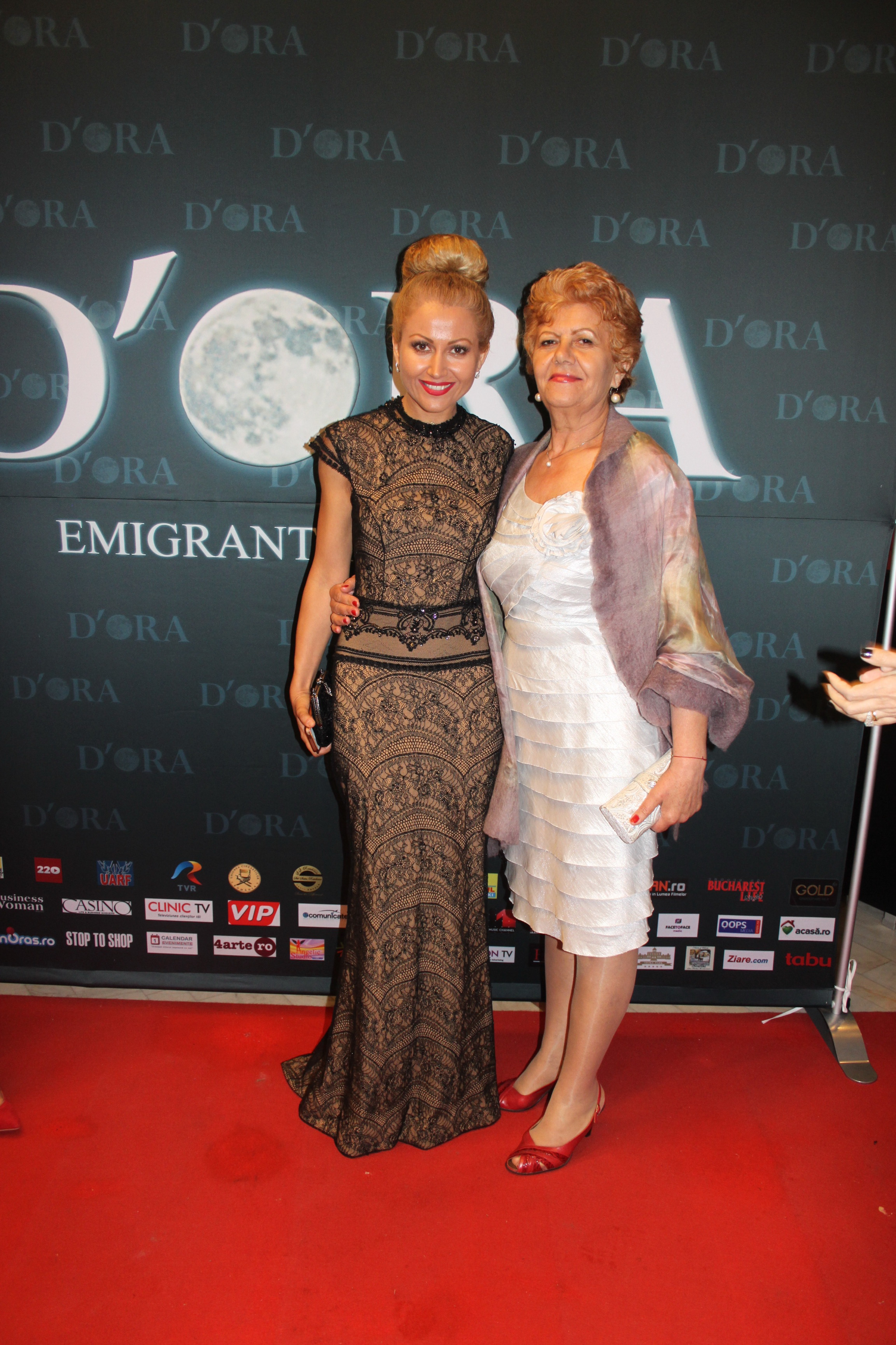 Vedeta a venit la premiera alaturi de mama ei, cu care seamna foarte bine