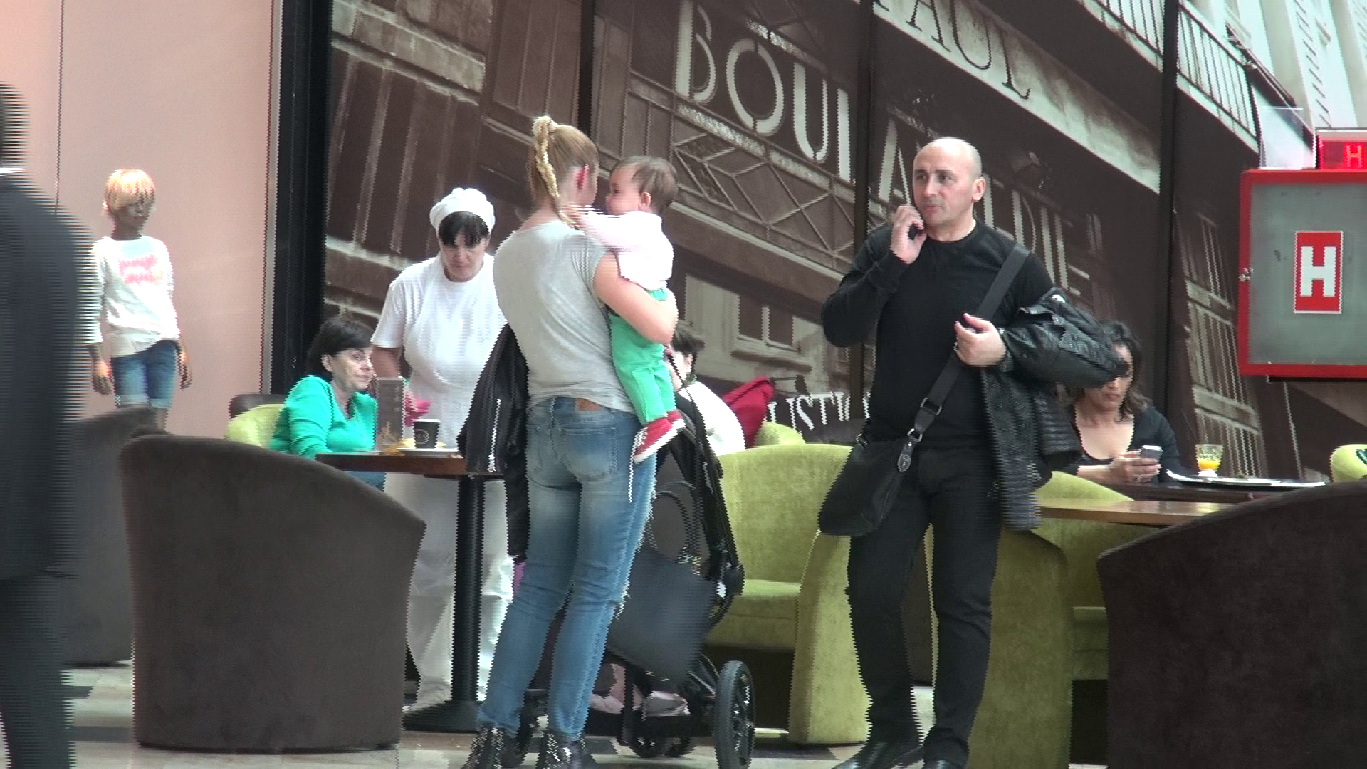 Marcel Pavel si-a scos sotia si micuta la mall