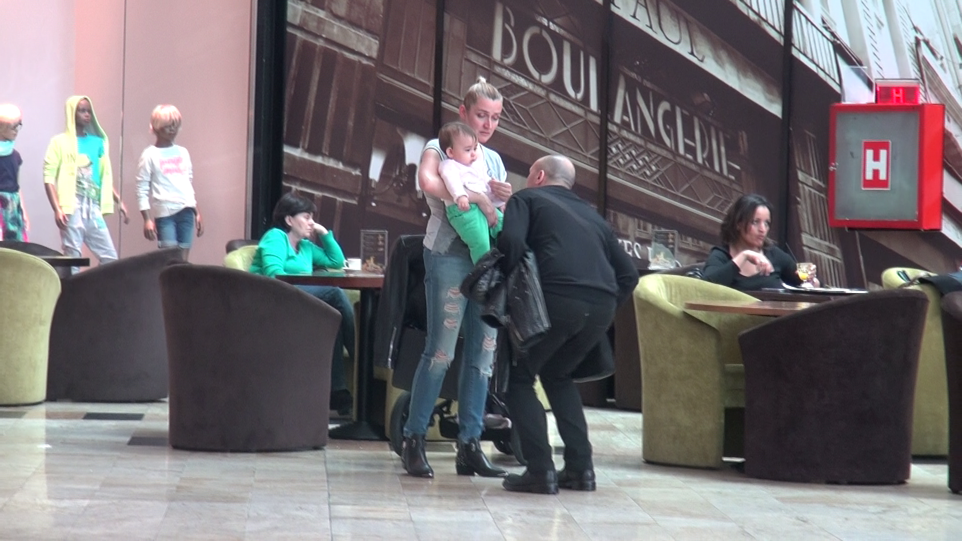 Marcel Pavel nu s-a putut abtine sa nu se joace putin cu pitica lui