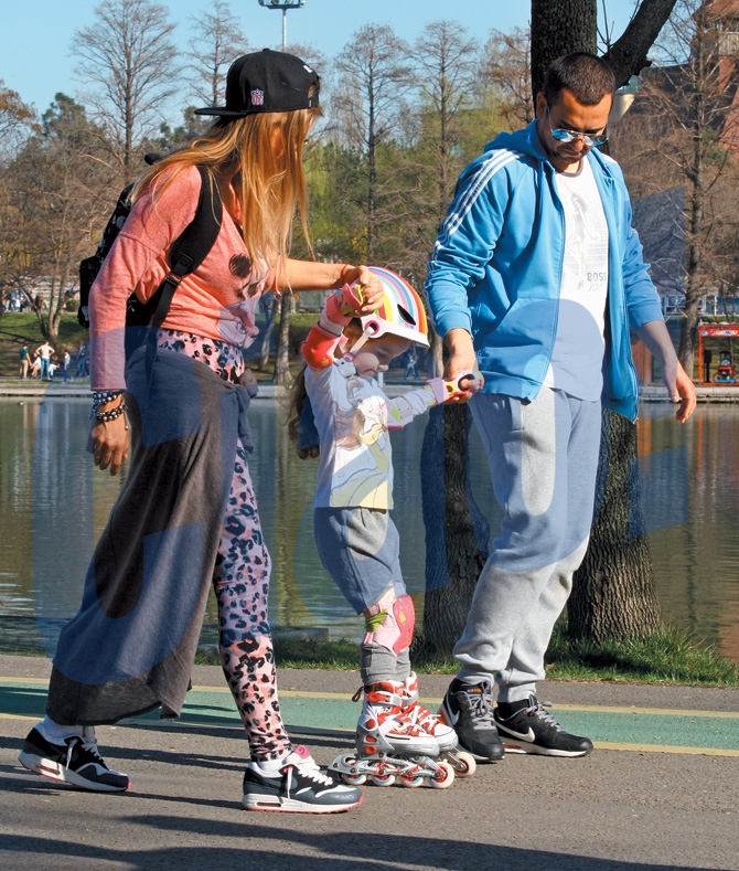 Andreea si Lucian si-au scos fetita in parc pentru prima lectie de mers pe role