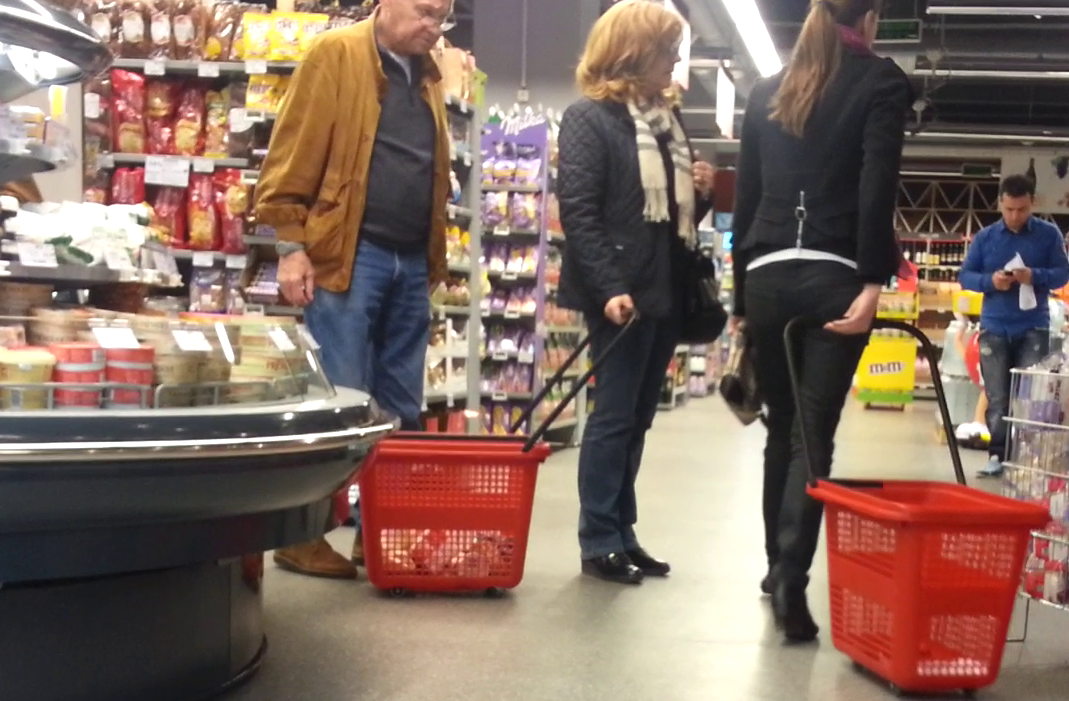 Coregraful a privit cum sotia reface proviziile in supermarket