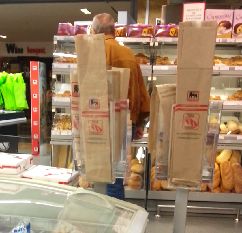 I s-au lipit ochii de vitrina cu paine