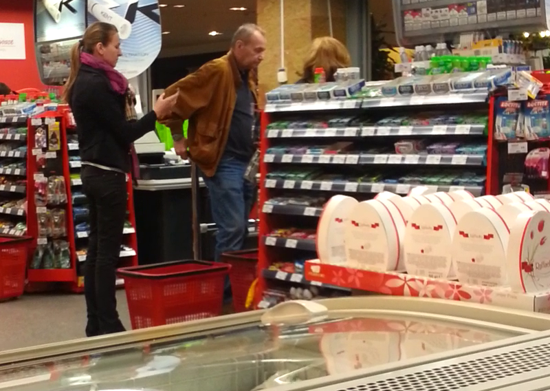 Si-a scos portofelul si a achitat alimentele