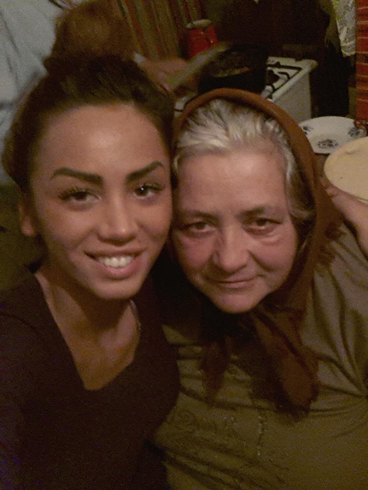 Bruneta este foarte atasata de familia ei