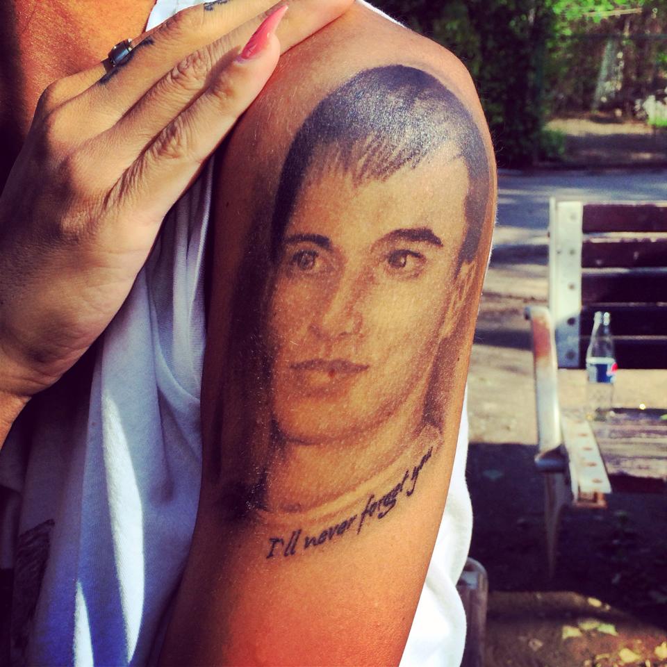 Tanara si-a tatuat chipul varului decedat, care ii era ca un frate mai mic