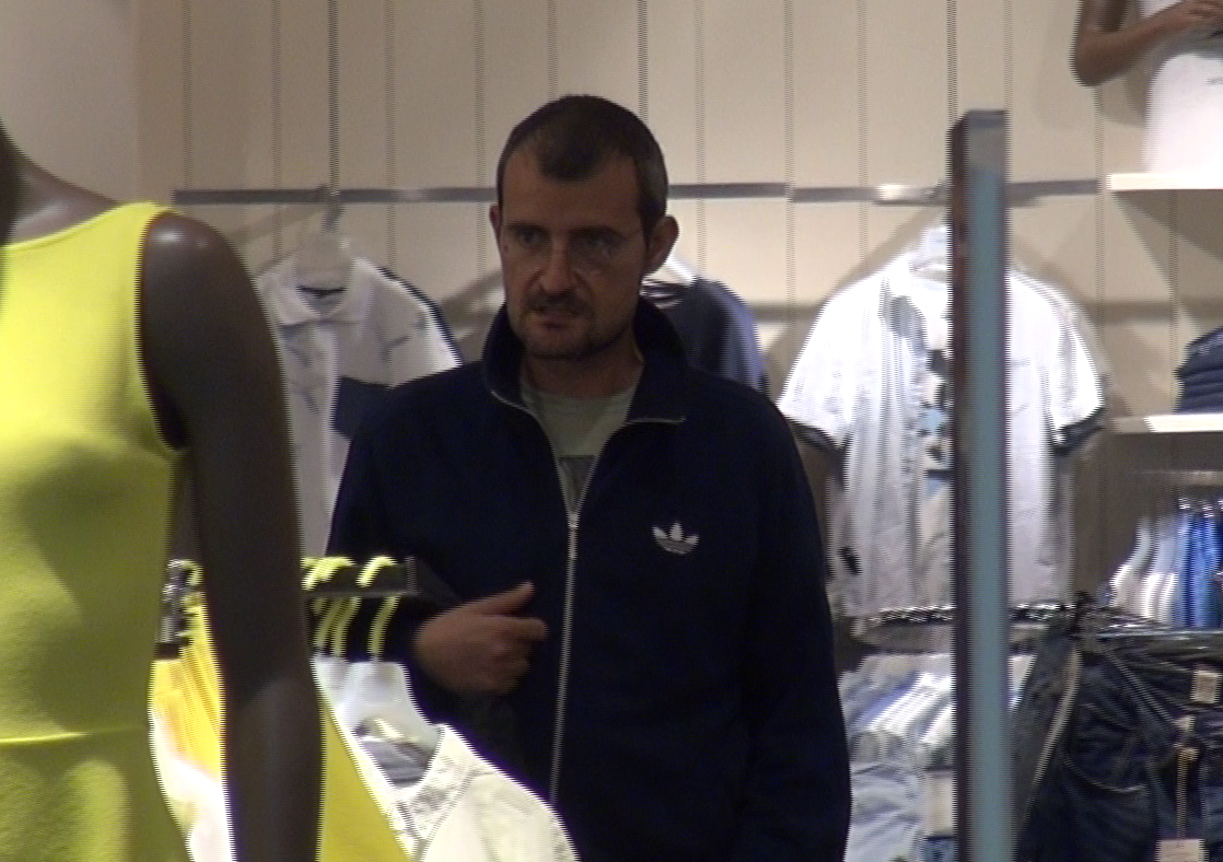 A iesit la mall ca sa-si cumpere haine