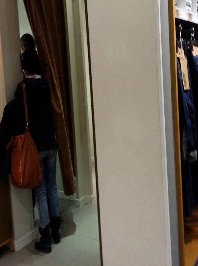 Iubita a vrut sa vada cum ii sta in hainele noi