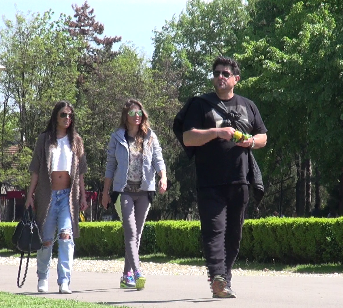 Tavi Colen si-a lasat insotitoarele cu cativa pasi in urma sa