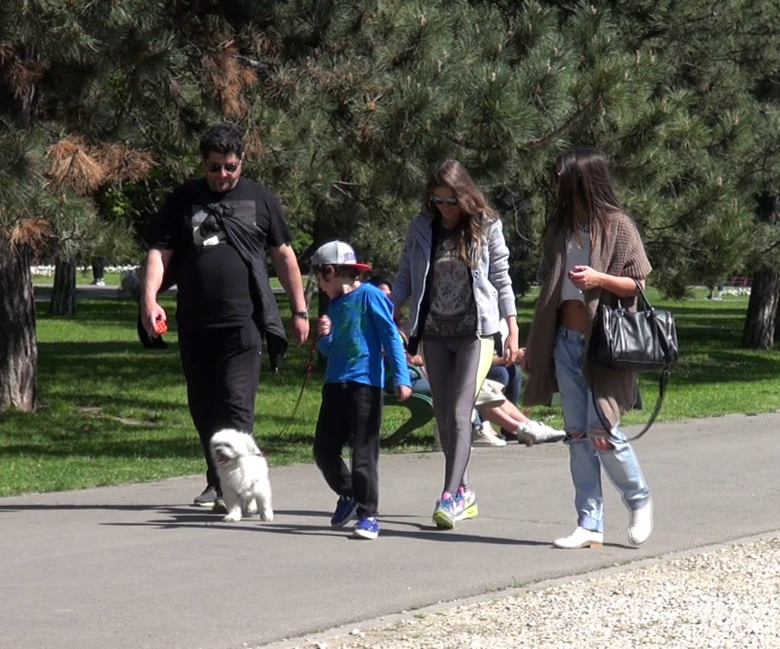 Odata ce catelul a fost recuperat, grupul se repune in miscare