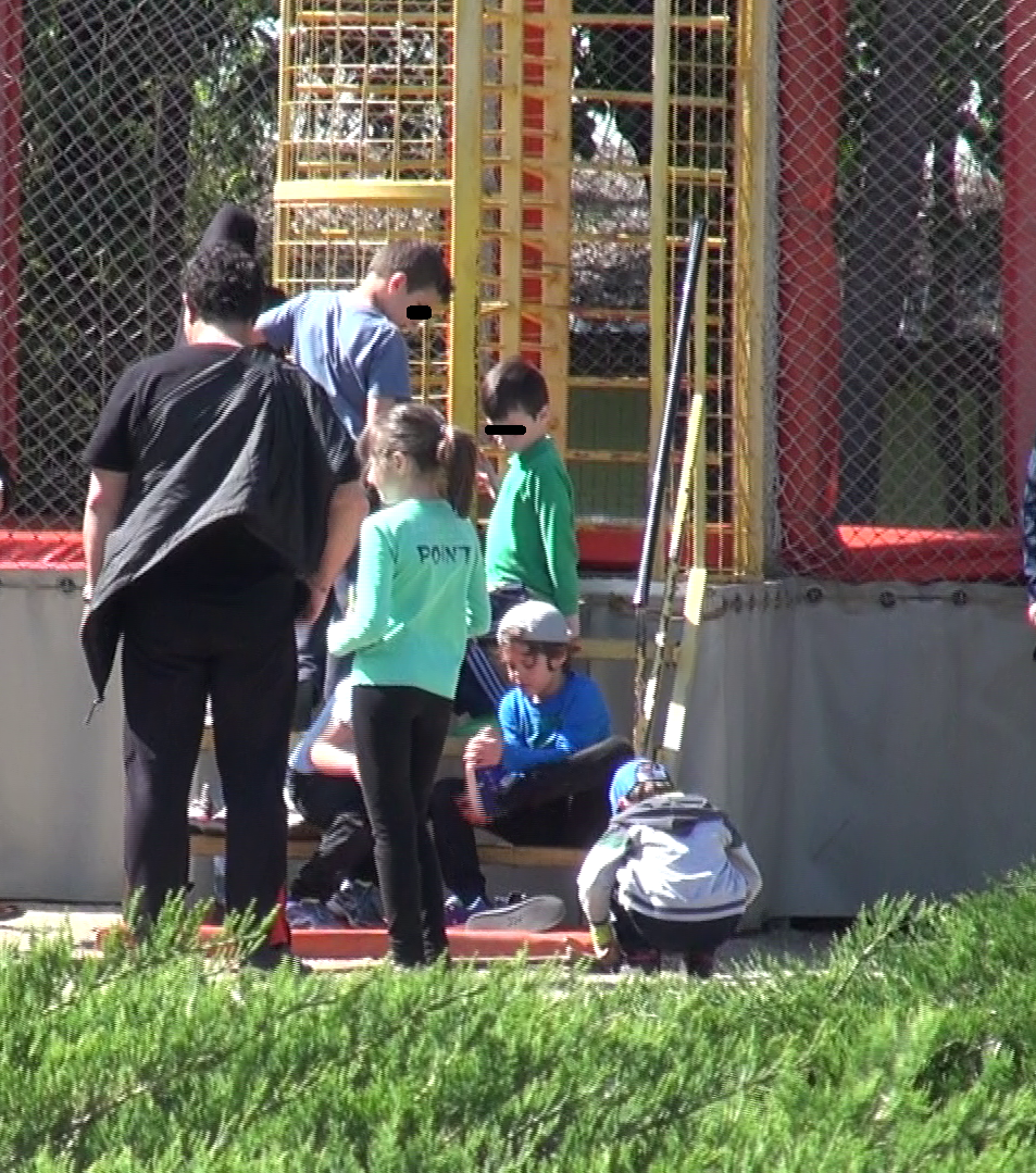 Sub supravegherea tatalui sau, Mario s-a descaltat ca sa poata sari la trambulina