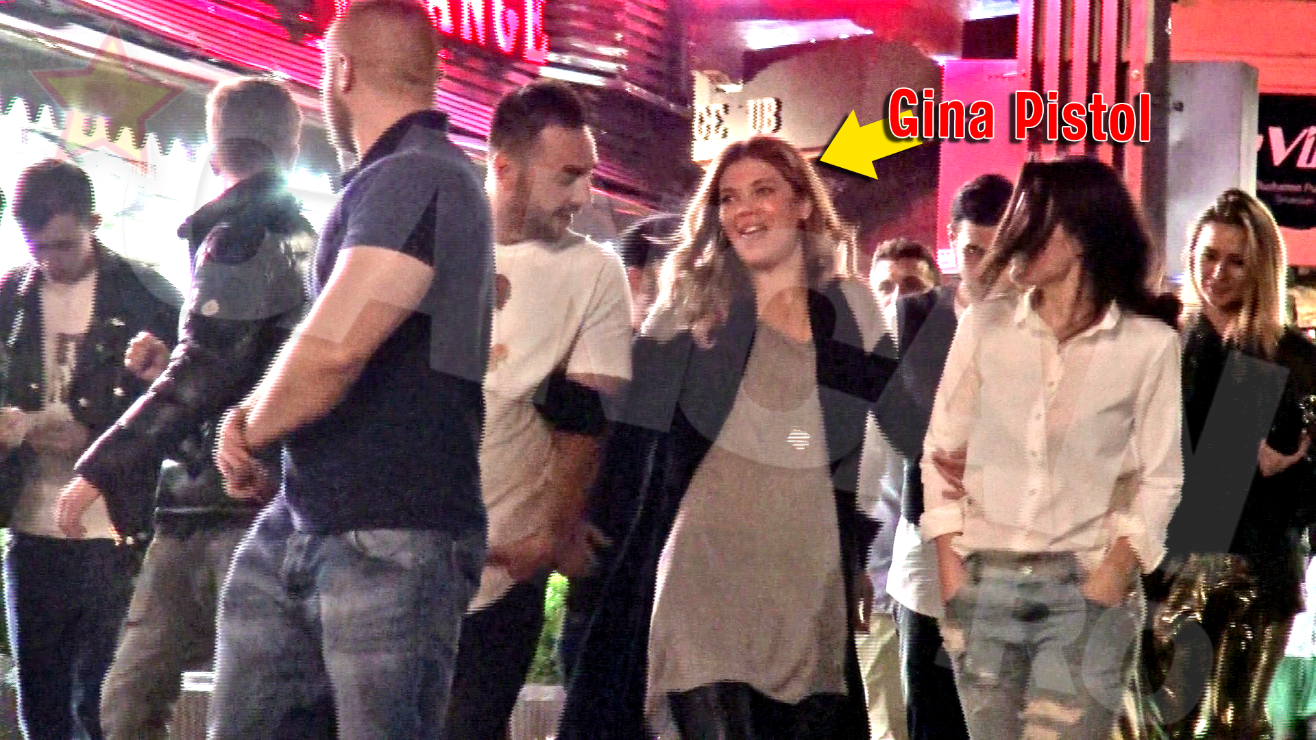 Gina iese dintre-un club in jurul orei 04:00, insotita de o gasca de prieteni