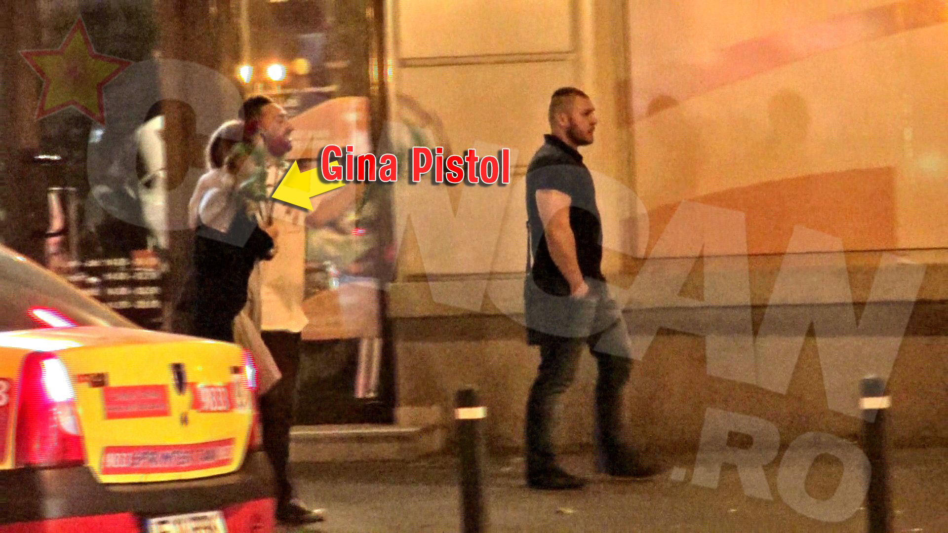 Gina este coplestita de un tanar cu gesturi tandre