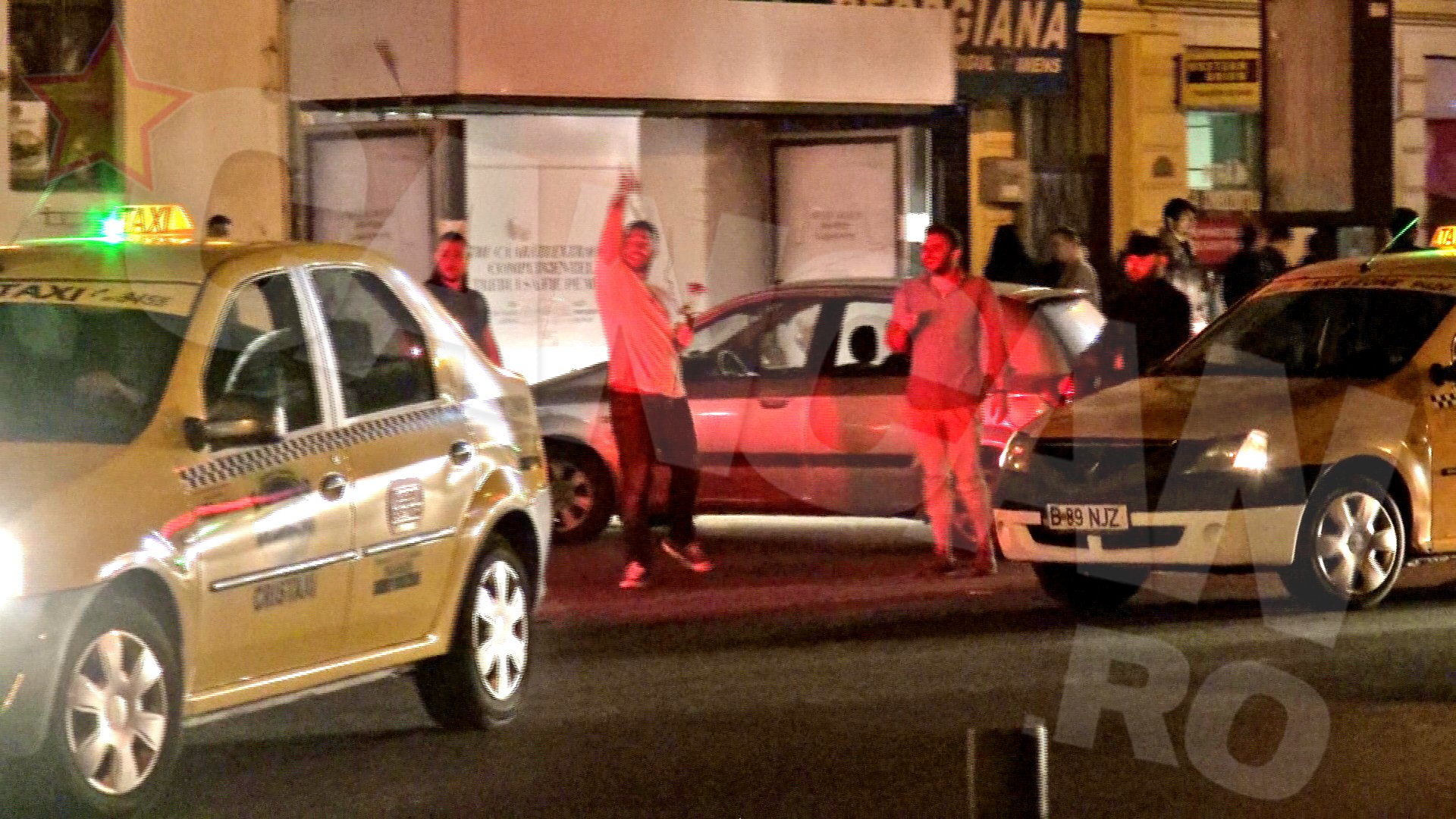 Barbatul arunca un snop de flori dupa masina in care se afla Gina