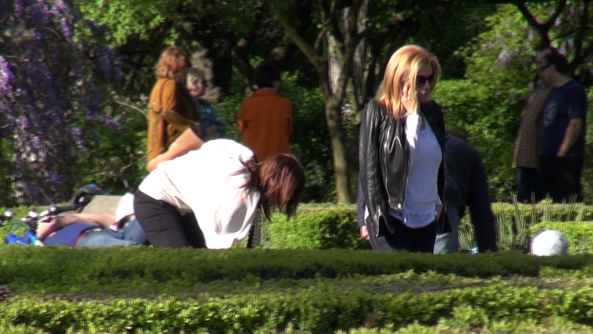 La un moment dat, Luminita a ramas in urma surorii ei. Ea l-a ajutat sa se ridice pe un pusti care s-a impiedicat si a cazut