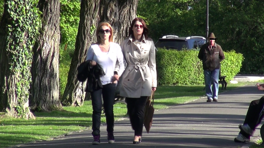 La un moment dat, in timp ce-i povestea greutatile prin care trece, Luminita a simtit nevoia sa o ia de brat pe sora ei