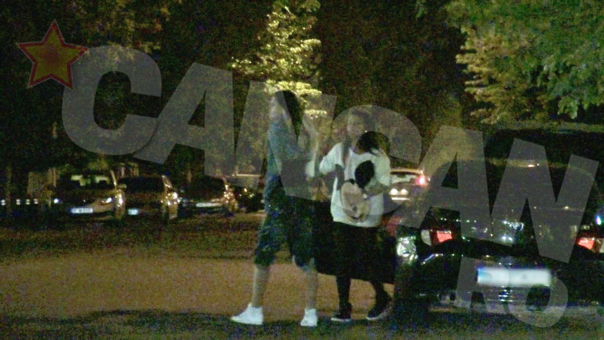 Fetele au mers la magazin in toiul noptii