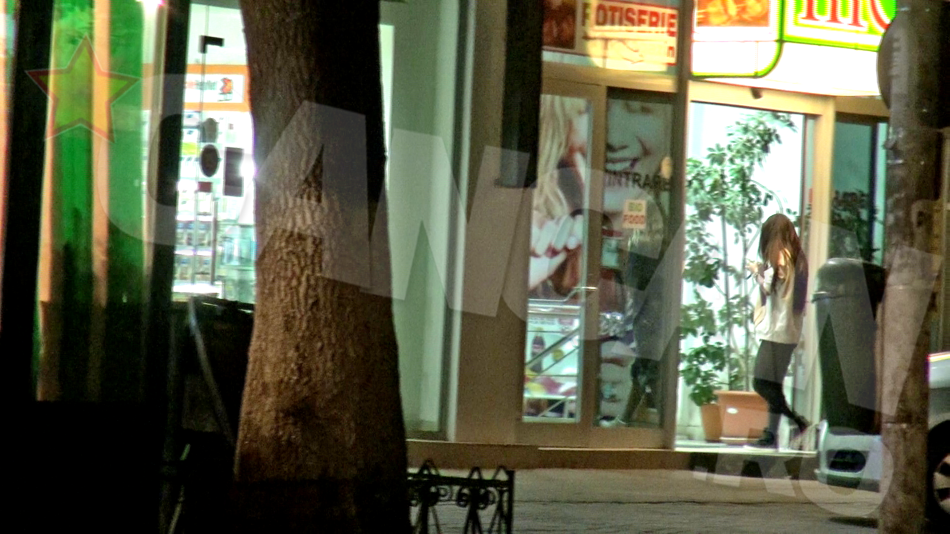 Asistenta tv intra grabita in supermarket