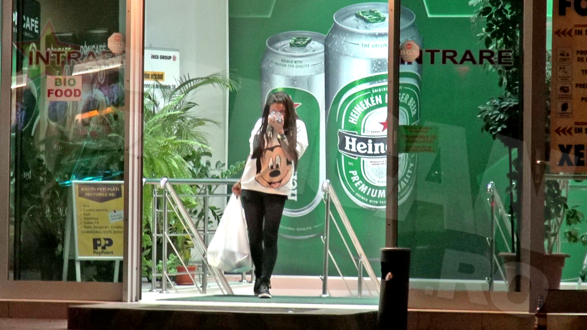 Razbita de foame, Roxana face un gest neasteptat: incepe sa manance din caserola chiar in usa magazinului