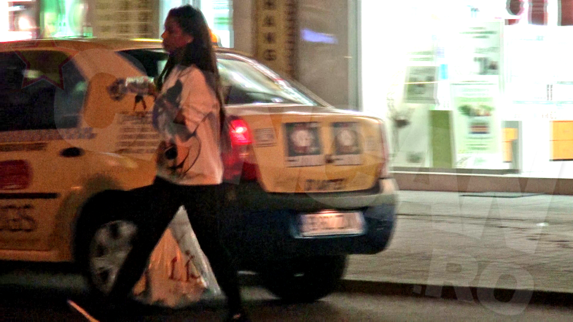 In drum spre masina, Roxana isi tine cu grija 