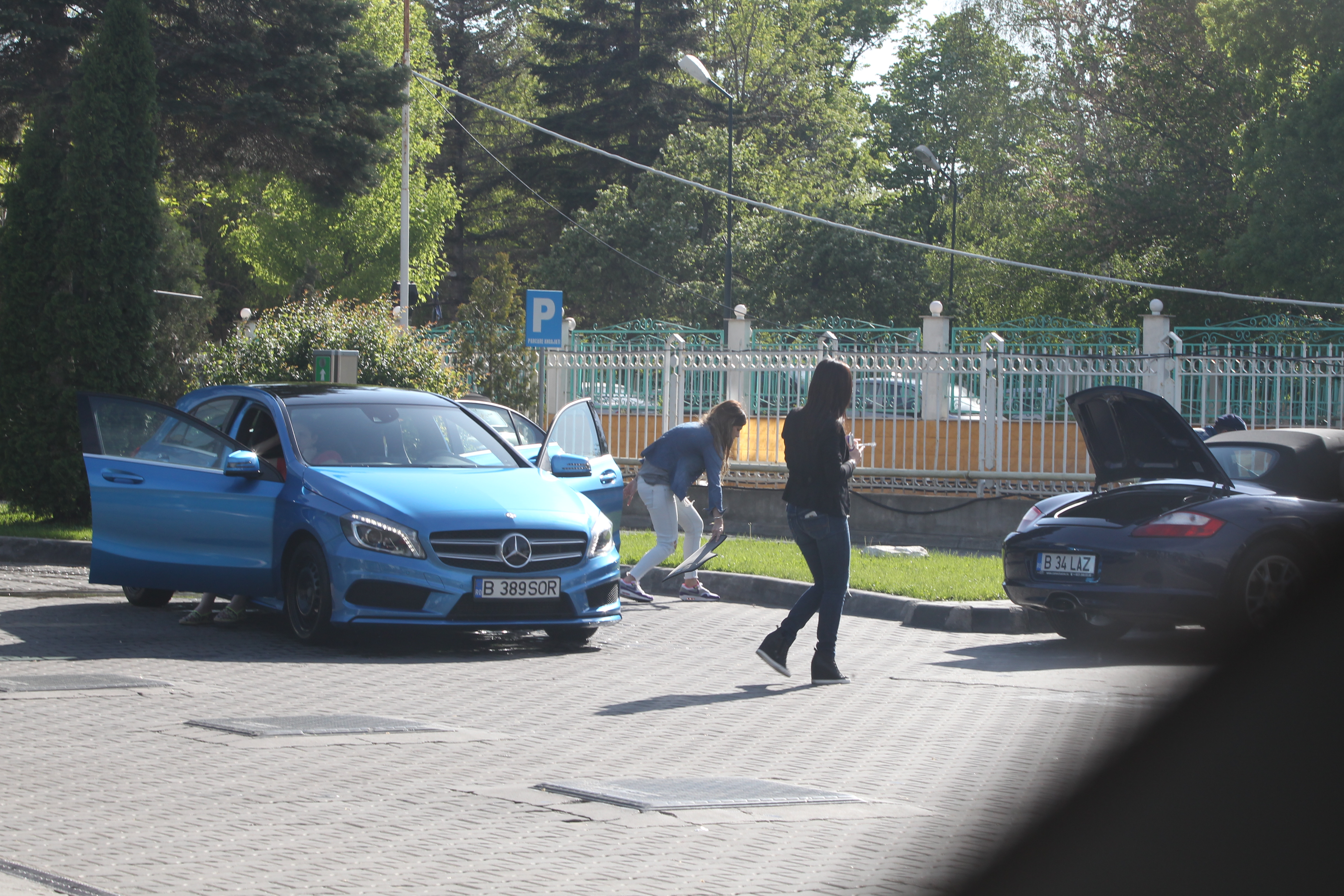 Posteriorul cantaretei tradeaza kilogramele in plus