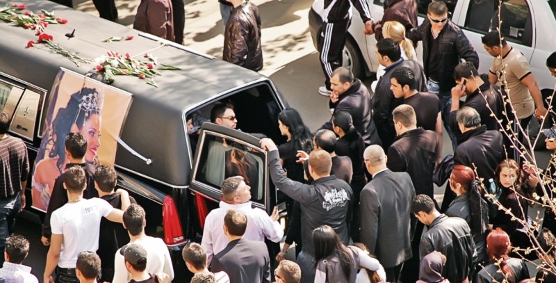 Mii de persoane au plans-o pe sotia lui Florin salam, la inmormantare