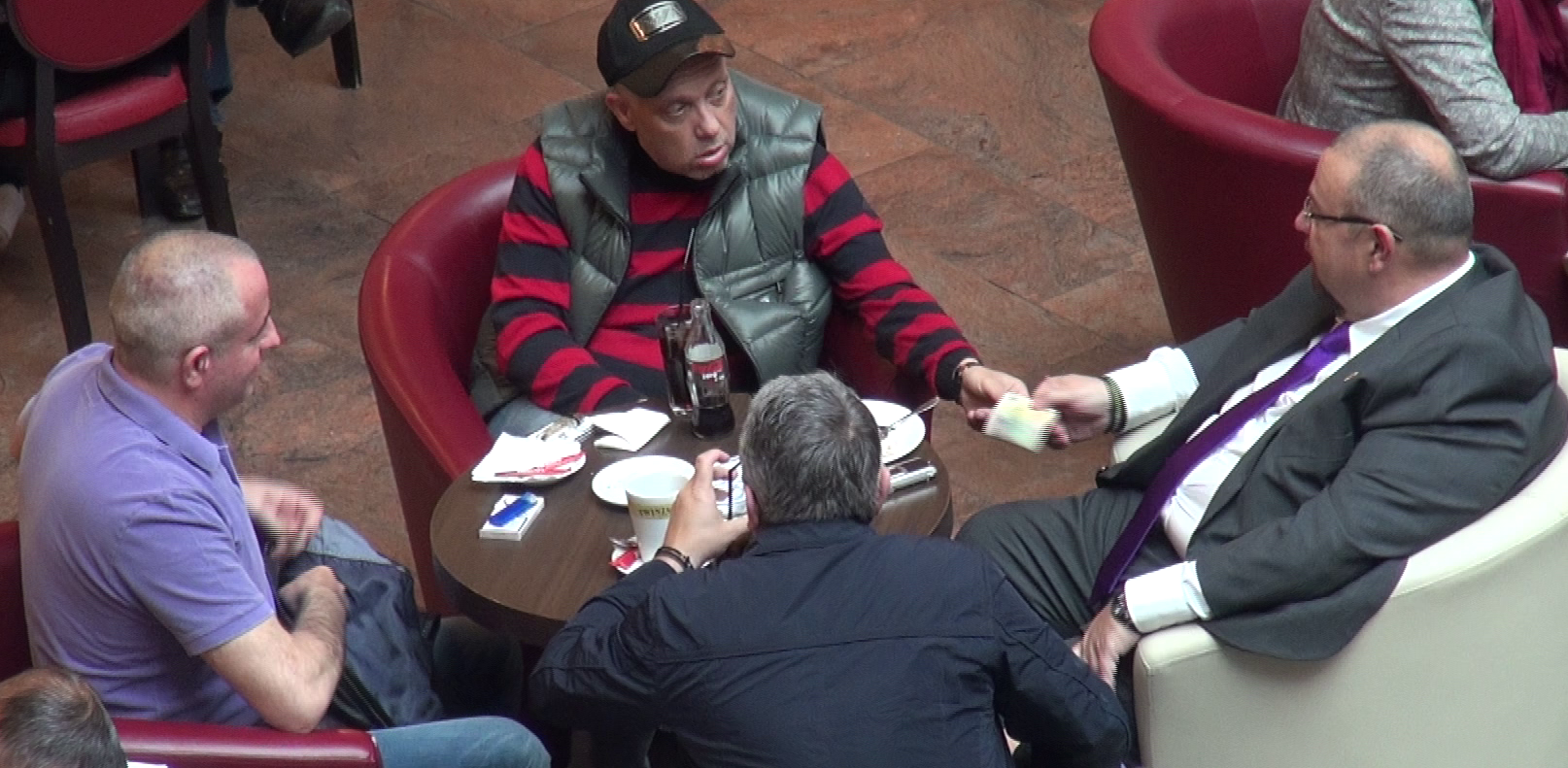 Unul dintre barbatii de la masa i-a inmanat cateva bancnote de 50 de lei lui Piedone