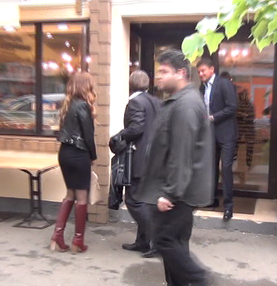 Femeia cu care a luat masa la restaurant este foarte sexy