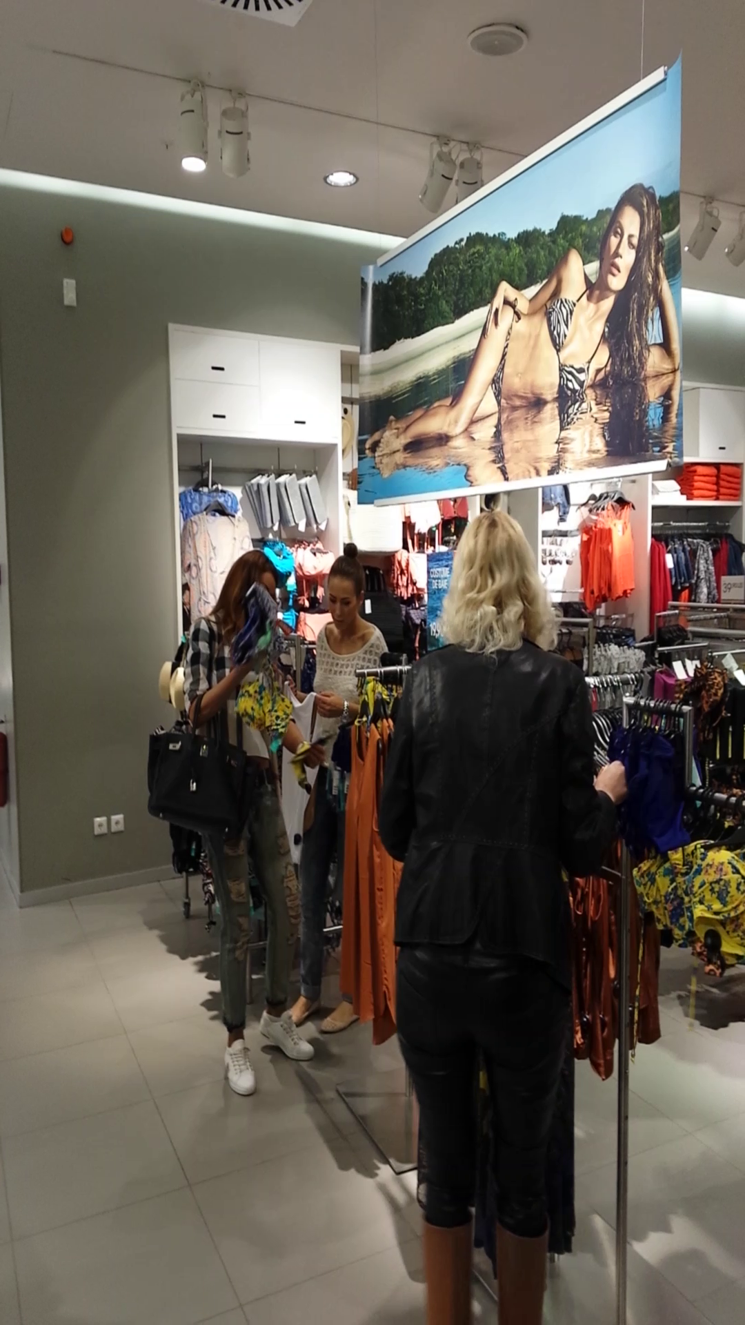 Bianca s-a dus la mall chitita sa cumpere costume de baie si lenjerie intima