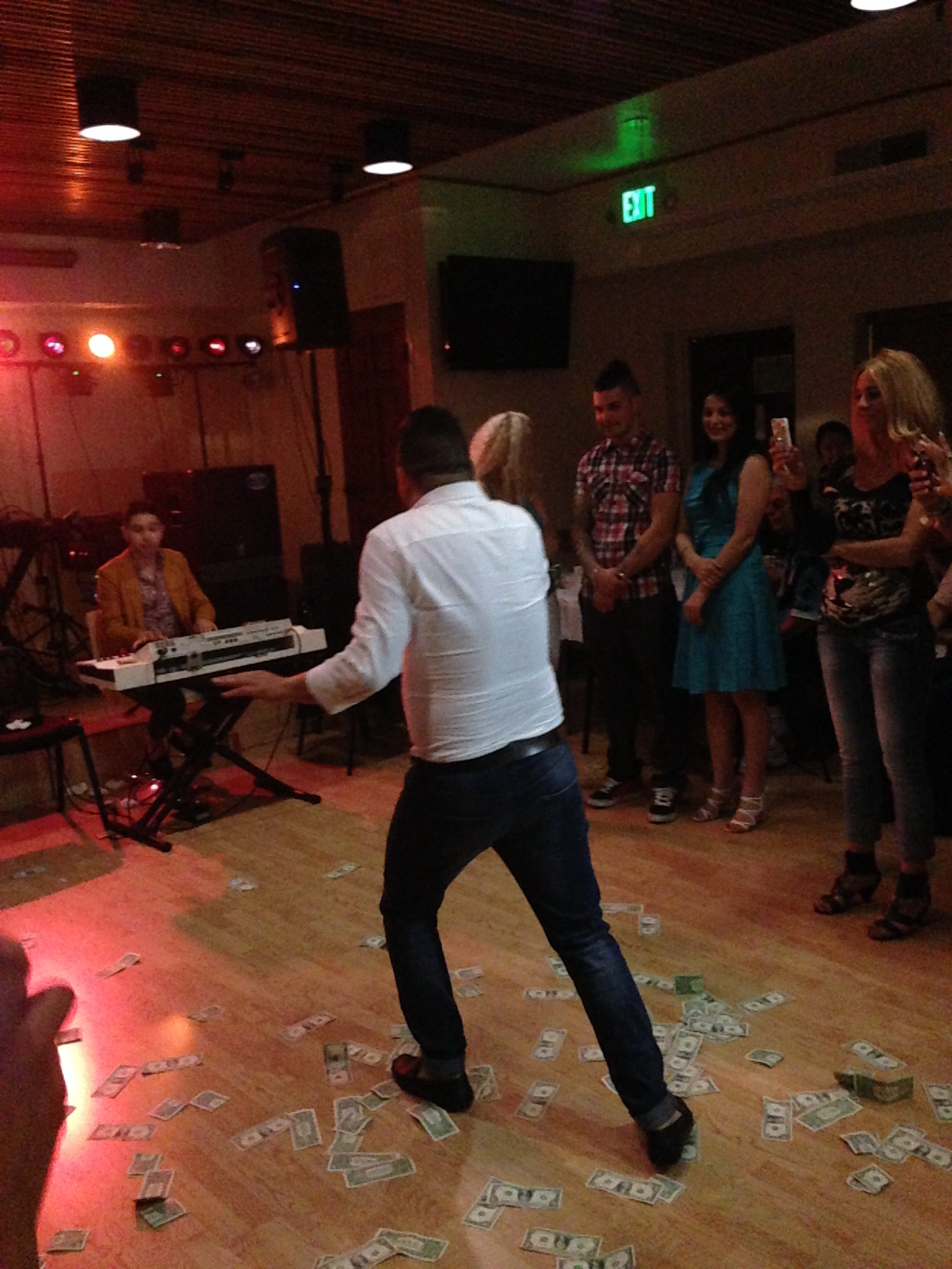 Manelistul a cantat si a dansat ore in sir