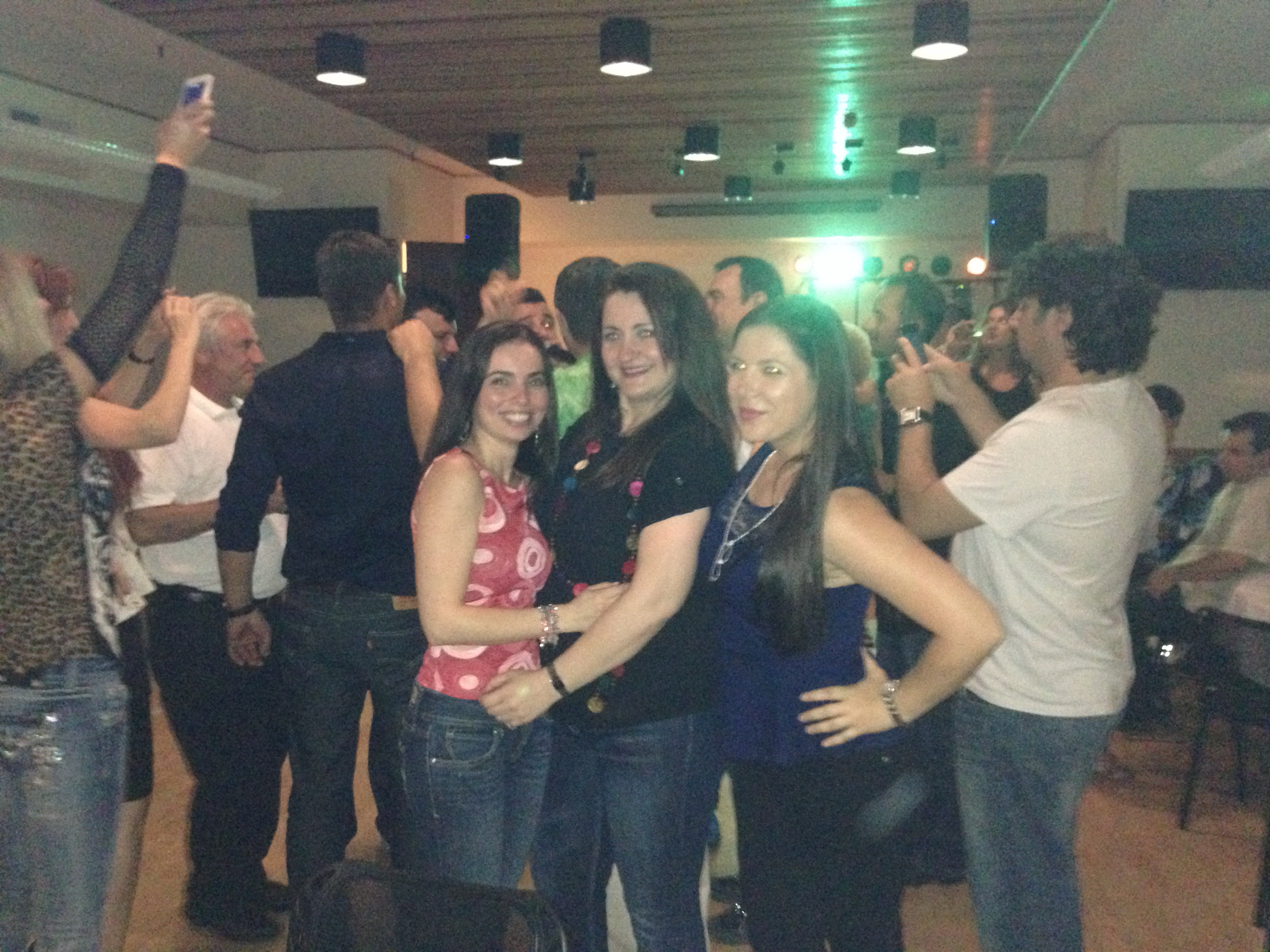 Fanele nu au ratat ocazia de a se fotografia in preajma artistului