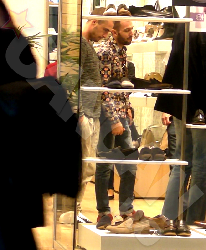 Actorul si prietenii sai s-au oprit la un magazin de incaltaminte