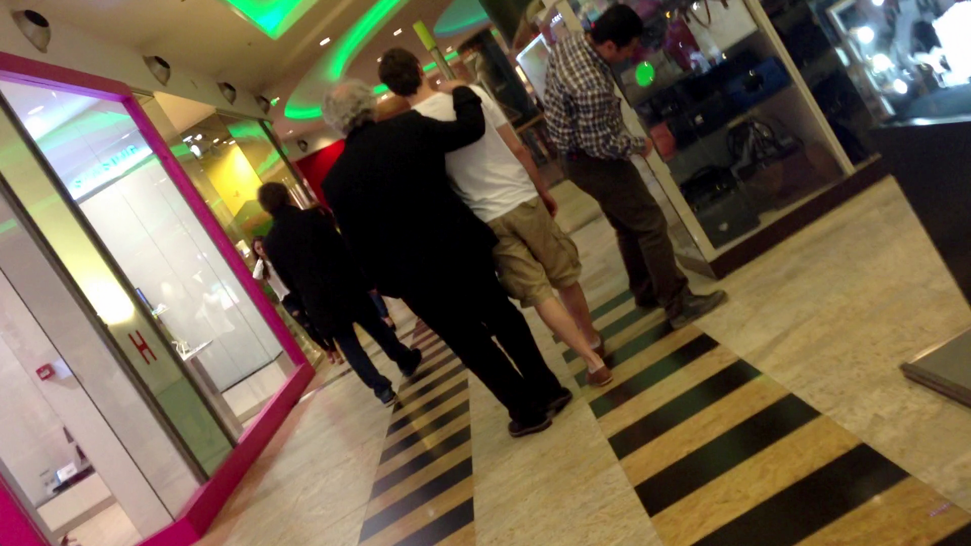 Jean Valvis si-a tinut protector fiul de gat pe toata durata plimbarii prin mall