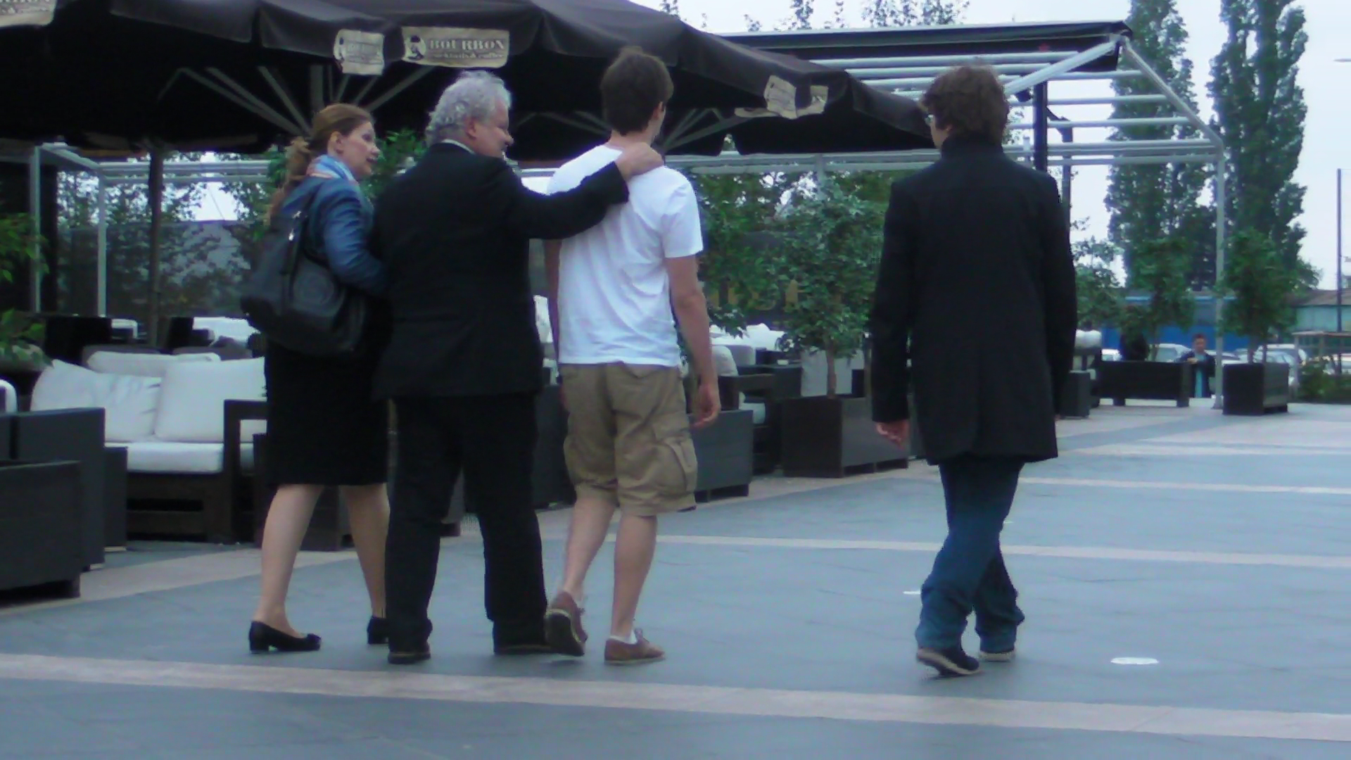 Afaceristul Jean Valvis si-a dus familia la o plimbare prin mall